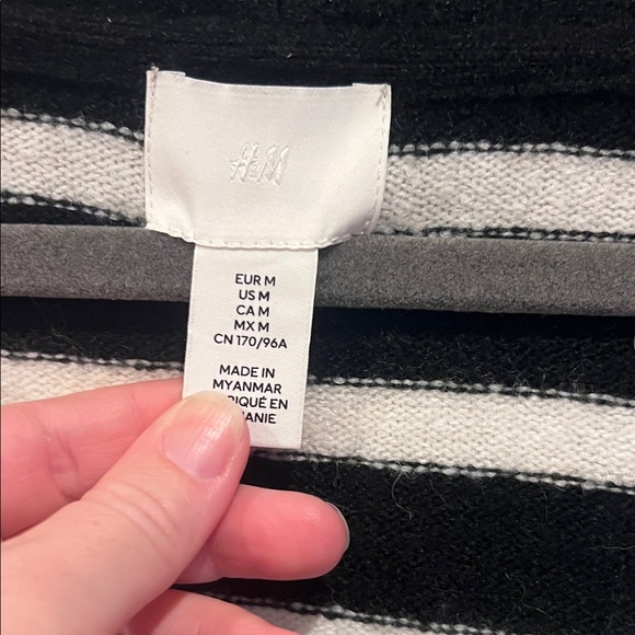 H&M Black and White Striped Sweater size Medium brand new - Picture 5 of 5